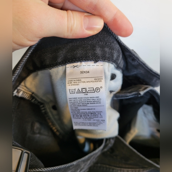 Old Navy Straight Stretch Jeans in Black - Picture 5 of 5